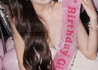 秀人网 – 原图里的学姐与毒舌评论，FoxYini孟狐狸写真合集带你入境！.txt