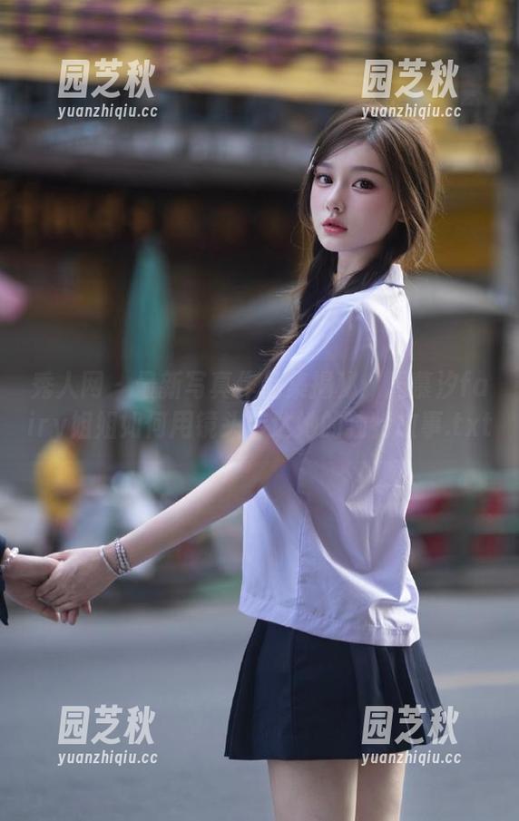 秀人网 - 最新写真作品集揭秘：周慕汐fairy姐姐如何用镜头传达她的独特故事.txt