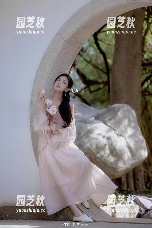 秀人网 - 小小白思宜长腿写真专辑：每一张美图都是华丽诠释.txt