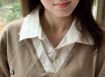 秀人网 – 小蛮妖yummy晒泳池美图图包，清凉感扑面而来，温暖瞬间捕捉夏日的璀璨瞬间！.txt