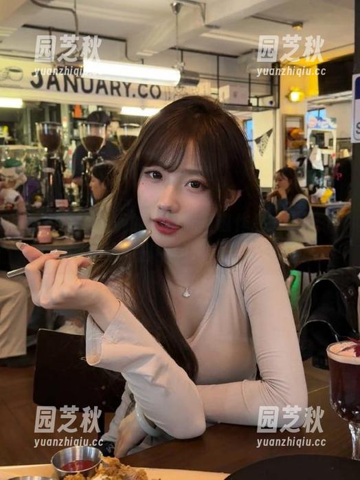 秀人网 - 甜妮的无圣光圣诞作品，让我们一同体验节日中的宁静与美好.txt