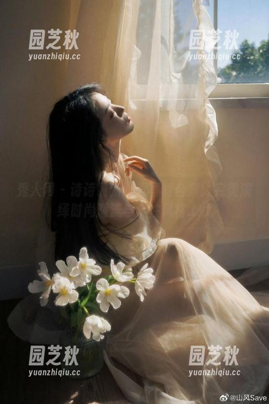 秀人网 - 诗诗最新眼镜写真合集：完美演绎时尚潮流与个性风格.txt