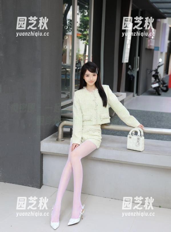 微密圈 - 一起享受紫色哒豚豚的校服风采，图库分享她的甜美瞬间！.txt