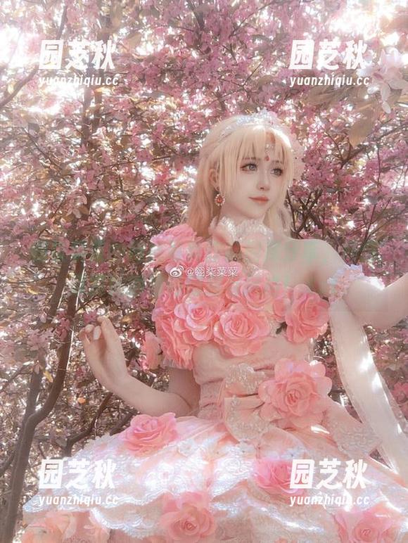 翎柒菜菜的网袜写真作品图库分享，尽情欣赏她的独特创意与风格！.txt