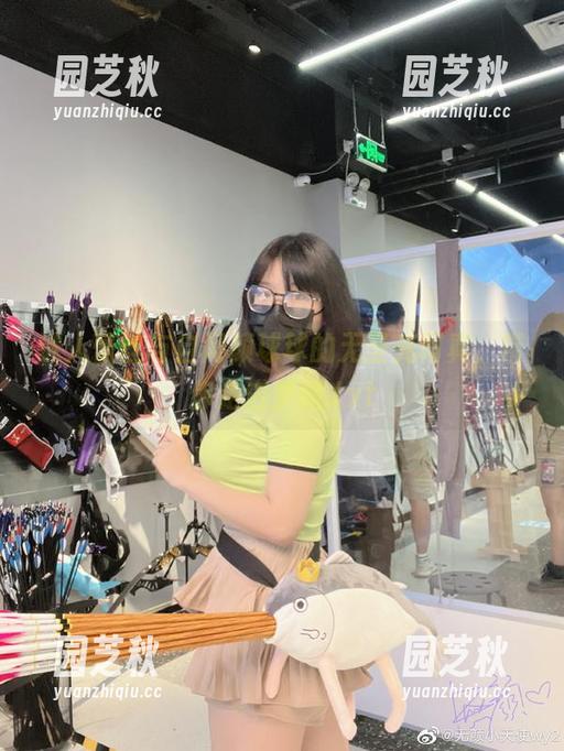 迷人蕾丝与自闭颜球球的无圣光写真，带你走进梦境.txt