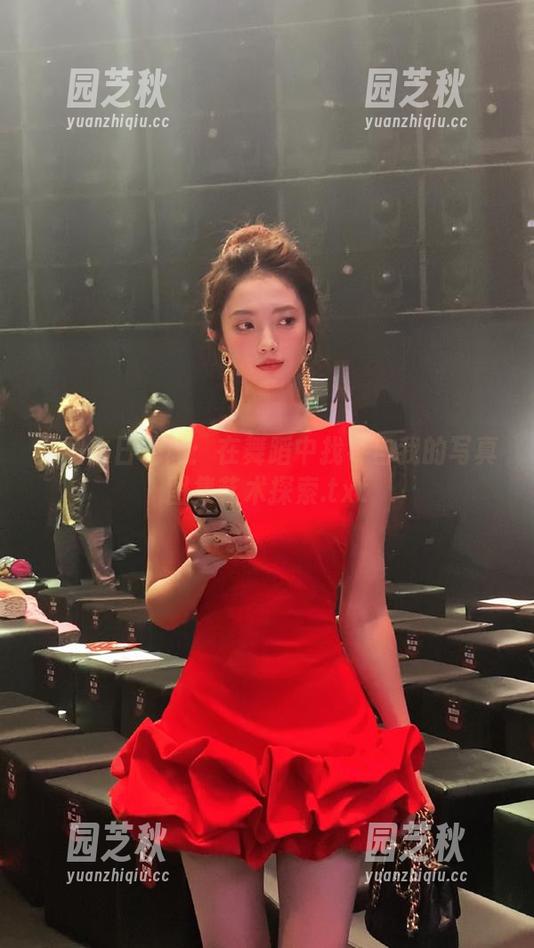 舞蹈生日记简：在舞蹈中找寻自我的写真图集艺术探索.txt