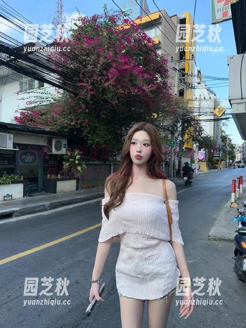 艺图语 - 原图速递！小宇白裙全套写真，展现她独特的时尚气质！.txt