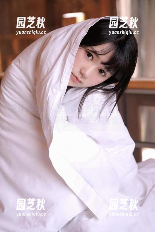 花漾show - 探索黄乐然的红裙私拍写真，感受浪漫与活力的完美结合.txt