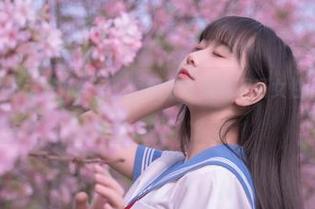 萌芽儿o0带你走进办公室：图包分享展现职场女性的自信风采.txt