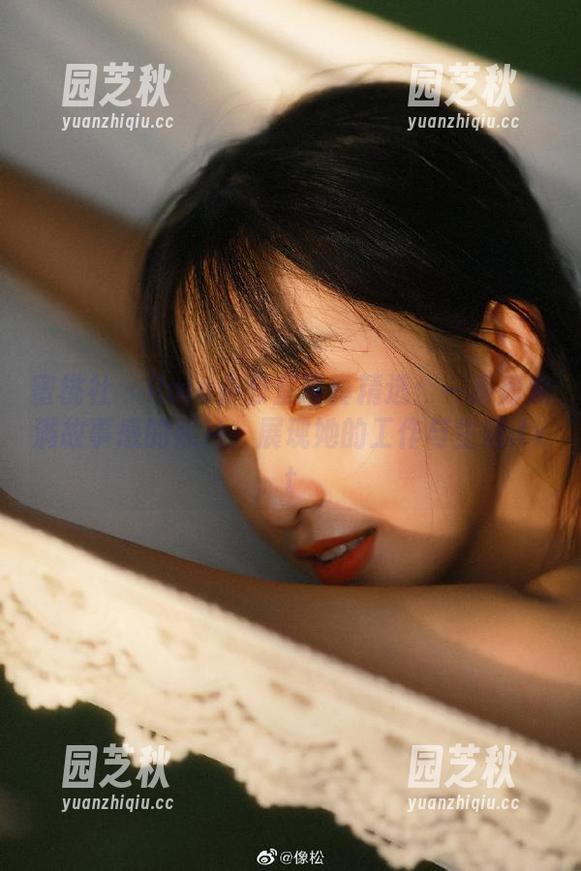 蜜桃社 - Rola办公室写真精选：一系列充满故事感的照片，展现她的工作与生活.txt