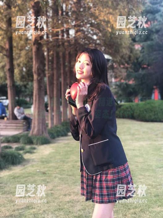 蜜桃社 - 冰露黑丝风情：精选套图彰显她的迷人气质与动人姿态！.txt