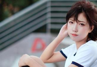 蜜桃社 – 观看萌美Moemi连体衣写真合集，沉醉于她的甜美与时尚气质！.txt