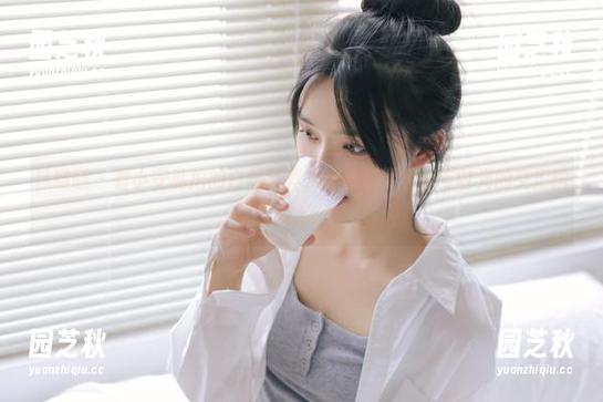袜啵啵 - 看小安私拍的白丝写真，感受那缕柔情与时光的交汇瞬间.txt