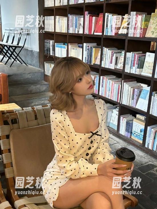 袜啵啵 - 小沫学姐写真艺术之旅，丰富资源揭开她作品集中的每一份惊喜.txt