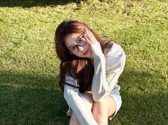 袜啵啵 – 探秘甜甜圈学姐的私拍合集：每一张照片都是心情的真实写照，甜美又迷人.txt