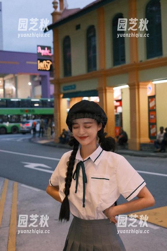 觅芙少女 - 探索晓晓的灰丝美学，唯美图包分享让心灵共鸣.txt