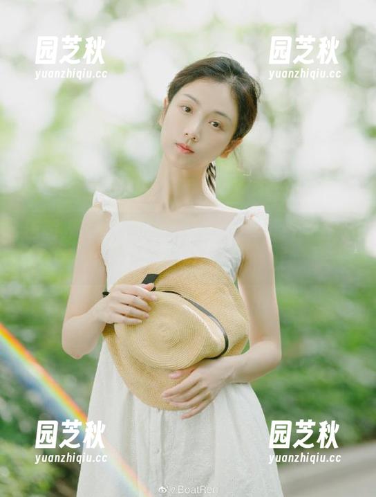 语画界 - 苏苏阿女友写真大赏，最新更新图片呈现梦幻时刻！.txt