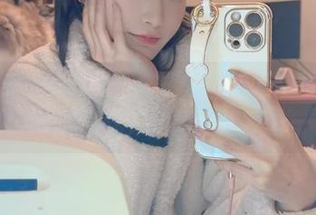 无圣光写真艺术，铁板烧鬼舞w露背套图的迷人瞬间.txt