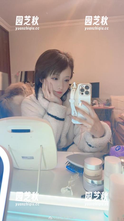 无圣光写真艺术，铁板烧鬼舞w露背套图的迷人瞬间.txt