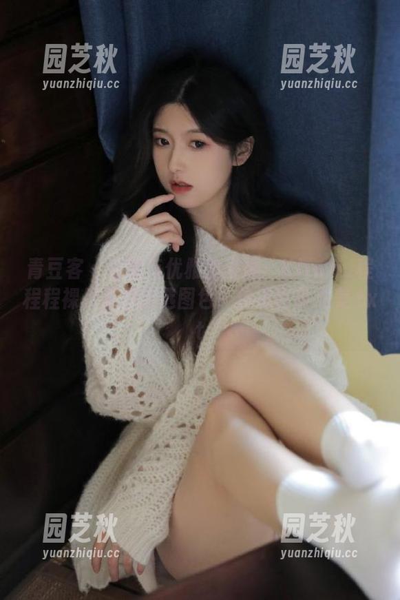 青豆客 - 自然与优雅的碰撞：Kiren_程程程裸足写真精选图包，传递真实之美.txt