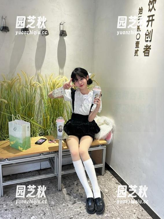 青豆客 - 徐妍馨Mandy的连衣裙合集：经典与现代交织的写真照片，展现她的个性.txt