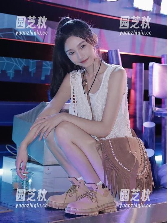 青豆客 - 走进朱赢Molly眼镜的魅力：精选写真集带你感受时尚.txt