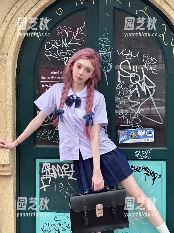 青豆客 - 灰丝与私房写真：王语纯展现不一样的女性魅力与自信.txt