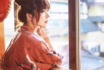 让人陶醉的福利写真：鹿野希的红月幻想全新作品发布.txt