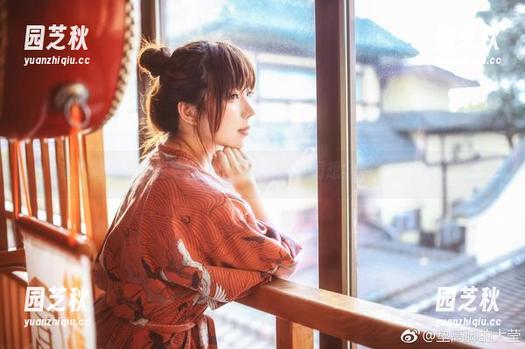 让人陶醉的福利写真：鹿野希的红月幻想全新作品发布.txt